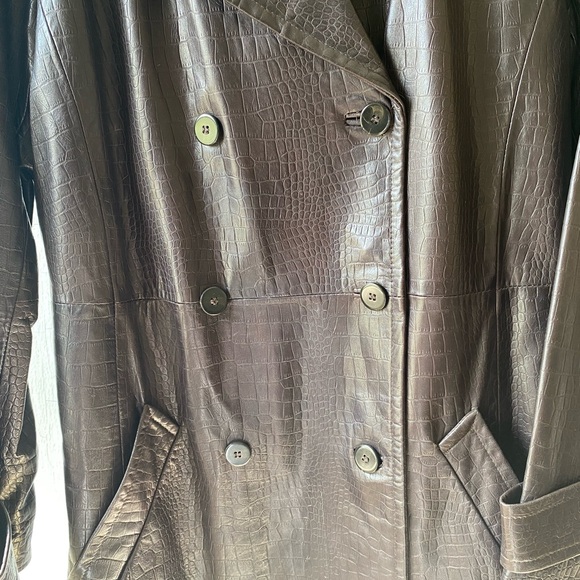ELLEN TRACY GENUINE LEATHER COAT - Picture 3 of 15